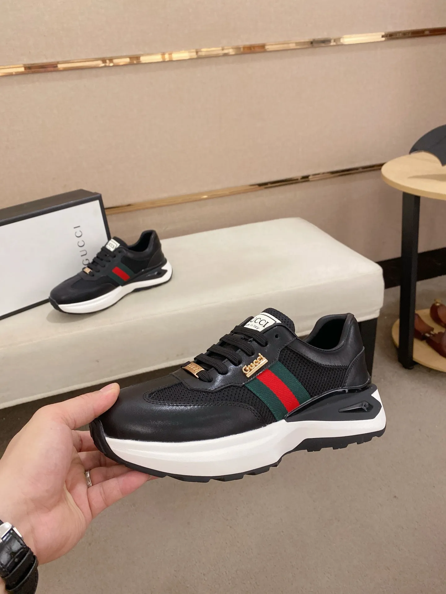 Men's shoes 💰 462💰The new GUCCI (Gucci) counters are launched simultaneously. The new men's shoes, 😘fabrics are selected from imported cowhide, and the lining is sheepskin lining. 👍🏿 High-end ☄️ air-cushion molded anti-slip rubber outsole, exquisite lines, simple and elegant, comfortable and high-end for leisure travel. Code number: 38 to 44 (45 can be customized and cannot be returned or exchanged)